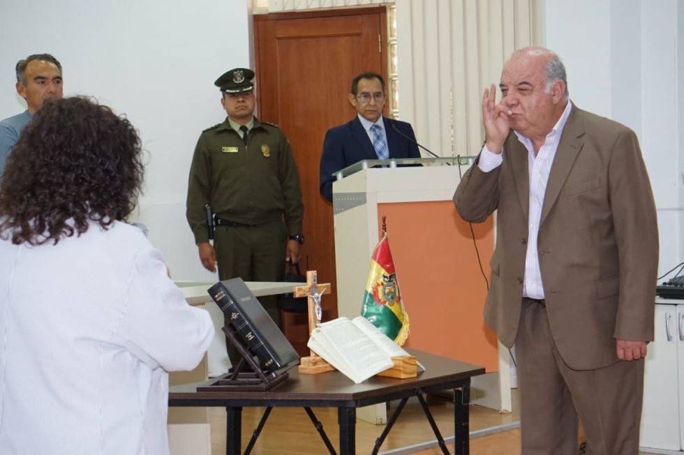 Ministra de Salud posesiona a Walter Germán Hoyos Delfín como nuevo gerente de la CNS