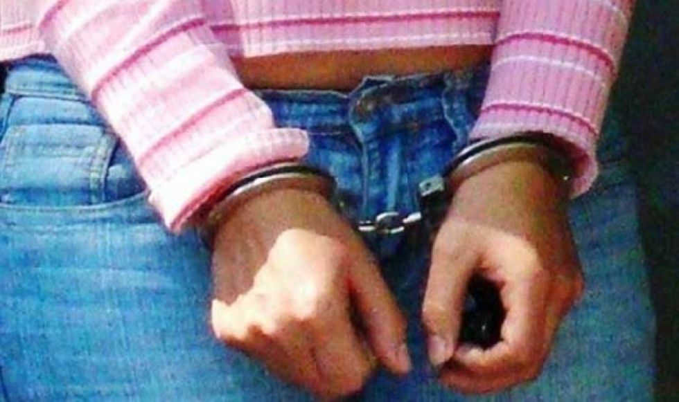 Aprehenden a sospechosa de apuñalar a un hombre