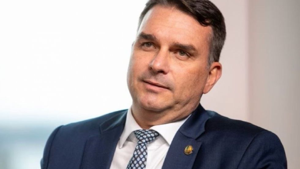 Flávio Bolsonaro anuncia candidatura presidencial