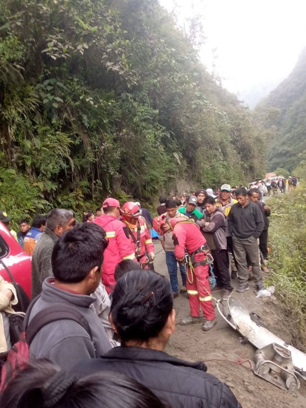 Camión cargado de coca cae al río en Los Yungas: deja ocho fallecidos y seis heridos 