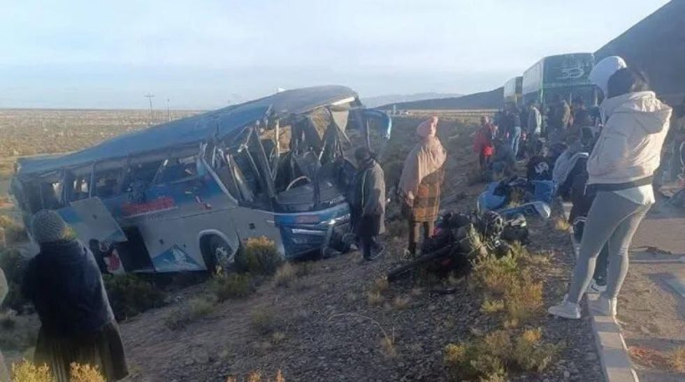 Tres muertos y nueve heridos en accidente de bus en la carretera Oruro–Potosí