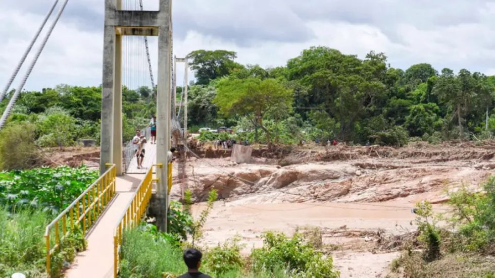 Emiten Alerta Roja por crecida de ríos