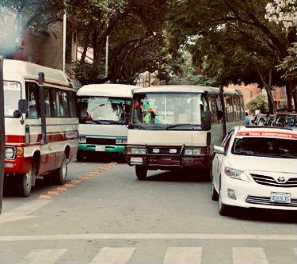 Transportistas de Tarija anuncian paro indefinido tras eliminación de subsidio al combustible