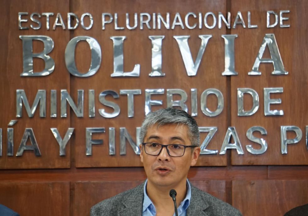 Gobierno anuncia reducción de salarios y personal en entidades públicas