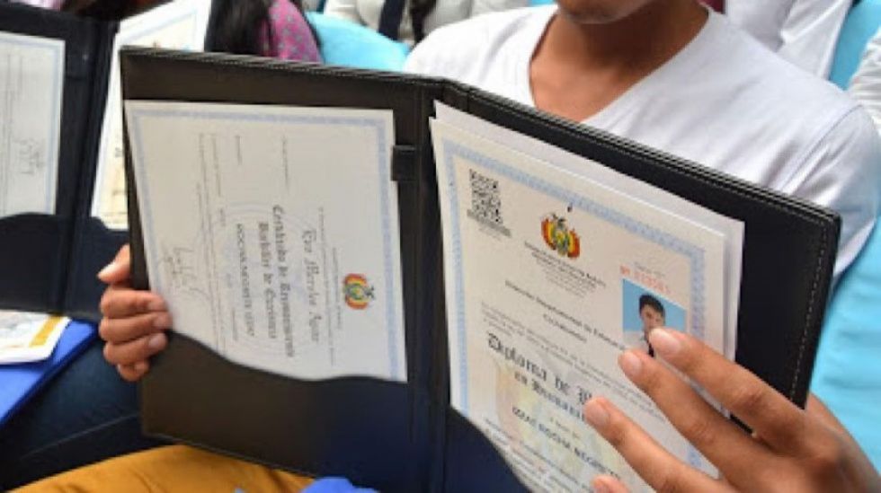 Denuncian que colegios retienen libretas por deudas de los padres 