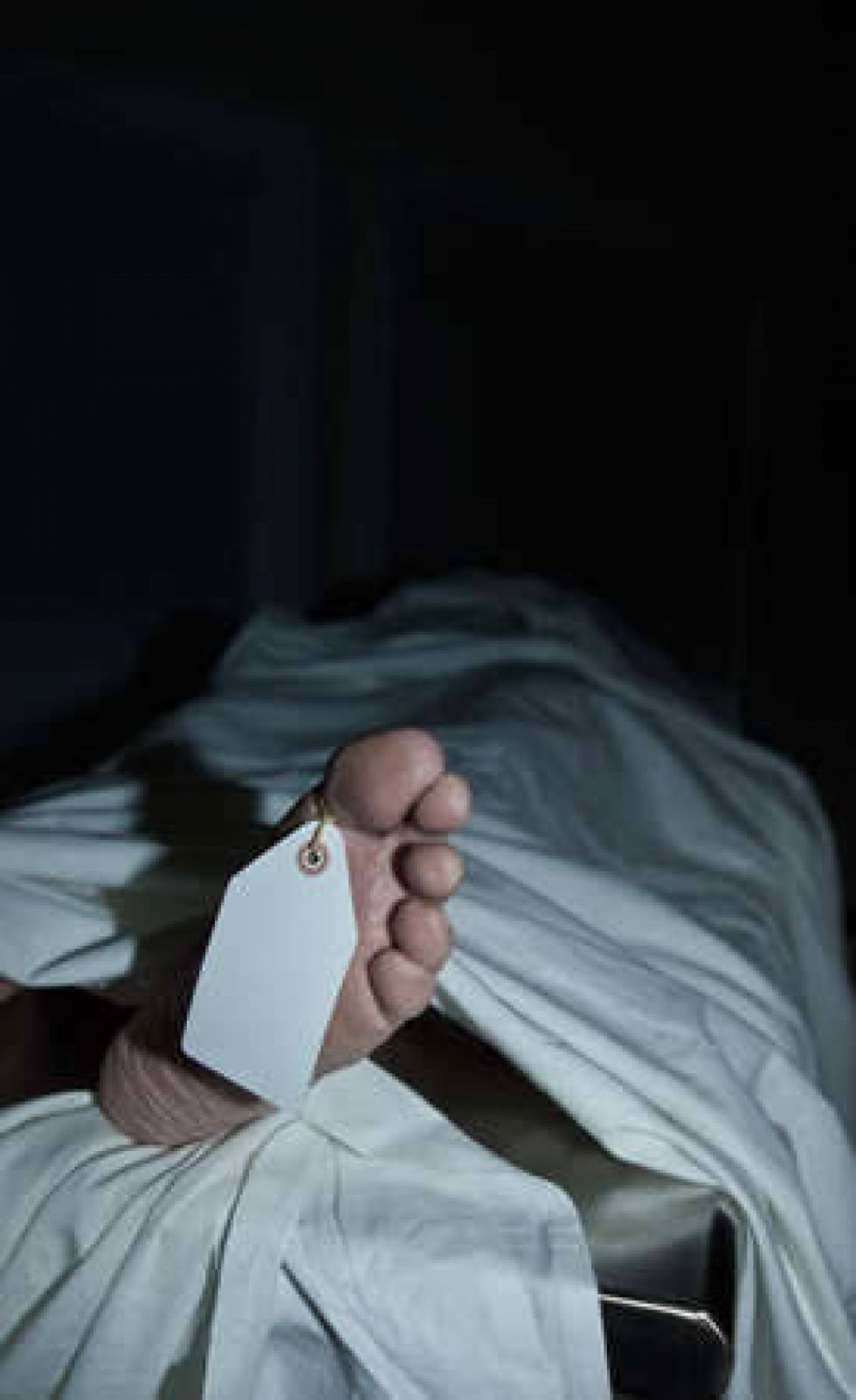 Hallan a un hombre muerto en unos pastizales