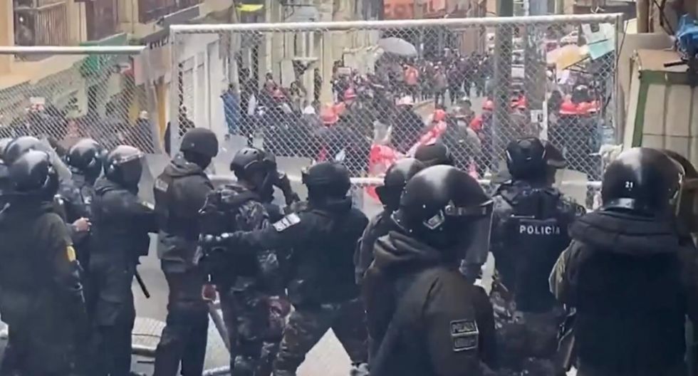 Policía gasifica marcha de la COB que exigía la abrogación del DS 5503 en plaza Murillo