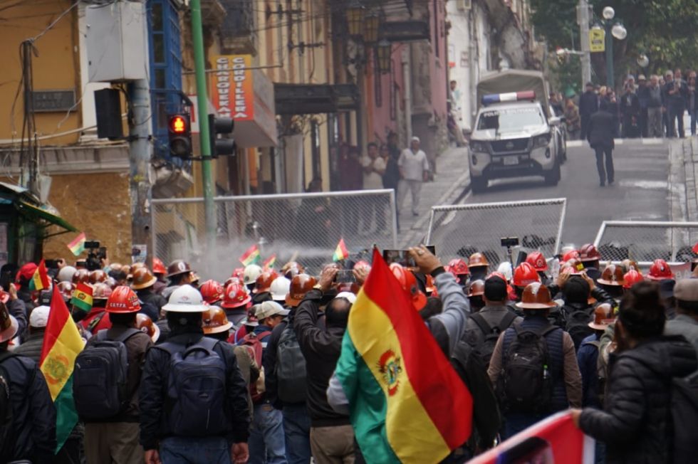 Cuatro policías heridos y dos detenidos tras choques con la COB en plaza Murillo