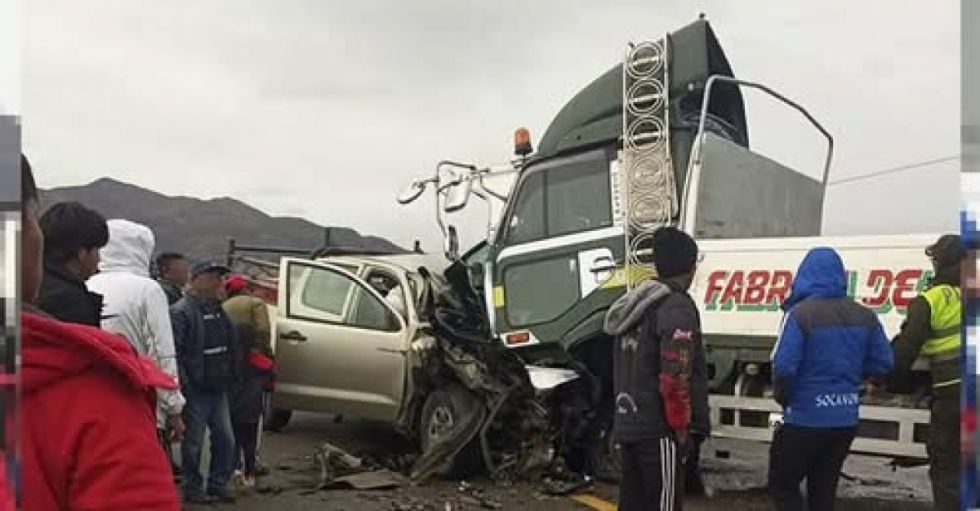 Choque frontal entre vagoneta y camión deja al menos dos muertos en Potosí