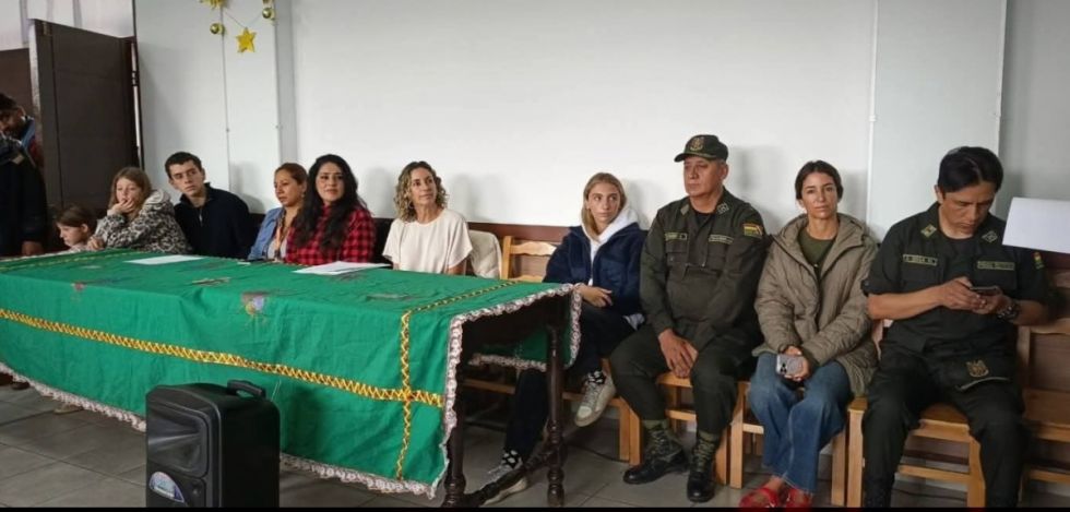 Primera dama comparte chocolatada y regalos en el penal de Morros Blancos
