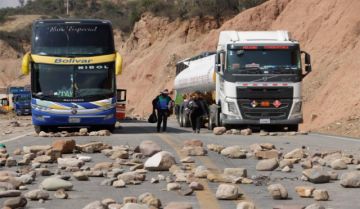 Cuatro bloqueos paralizan la ruta Cochabamba–Oruro–La Paz y suspenden salidas de flotas