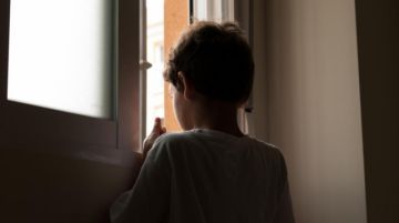Padres vaciaron su casa y abandonaron a su hijo