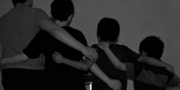 Denuncian abandono materno de cuatro menores