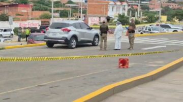 Hallan el cuerpo de una mujer en un vehículo que fue abandonado en la Terminal de Buses 