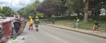 Vuelco lateral y daños de consideración en accidente urbano