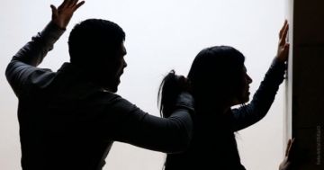 Durante una golpiza le fracturó el brazo a su pareja