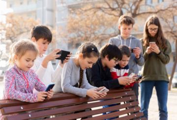 Hiperconectados: cómo usan los menores las pantallas y cómo reducirlo