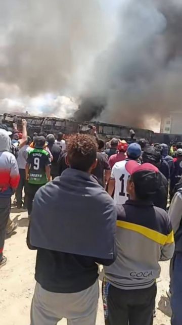 Incendio cerca de la terminal de Oruro deja al menos seis buses calcinados
