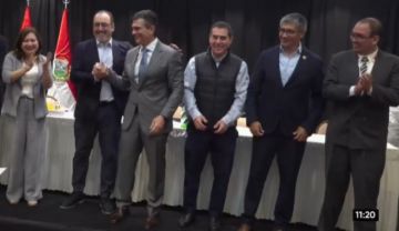 Firma millonaria con CAF se convierte en escenario de fuerte mensaje político