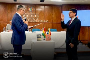 Ministro Espinoza posesiona a un nuevo viceministro de Pensiones y Servicios Financieros