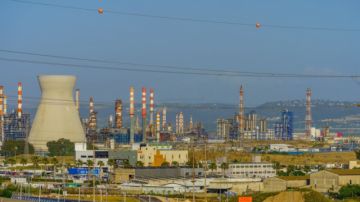 Irán ataca refinerías de petróleo israelíes