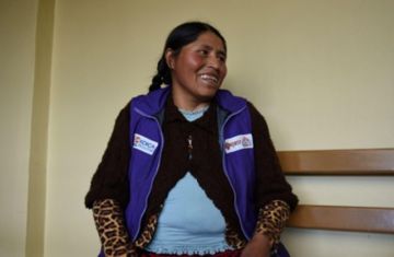 Maruja Copiracona porta el chaleco que identifica a las promotoras comunitarias. El Alto, Bolivia. Foto: Gustavo Ticona