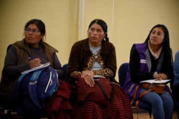 Promotoras comunitarias atienden la capacitación para atención de víctimas de violencia. El Alto, Bolivia. Foto: Gustavo Ticona