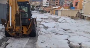 Intensa lluvia y granizo en La Paz provocan el desborde de un río y daños en viviendas de la zona sur