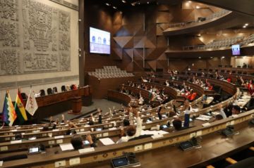 Violencia digital disminuye el auge  político de la mujer en América Latina