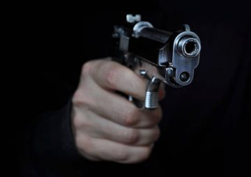 Fue a buscar a su ex y se peleó con su actual pareja