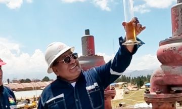 Choferes verifican el combustible en Senkata