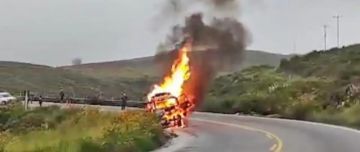 Vehículo ardió en plena carretera Cochabamba – Santa Cruz