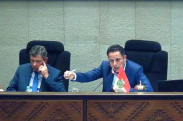 Lara pone en duda su continuidad en la política