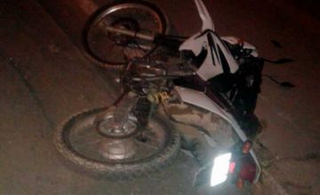 Motociclista fallece tras chocar con cordón vial y caer al asfalto