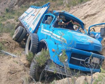 Un muerto y 4 heridos deja el embarrancamiento de un camión en Potosí