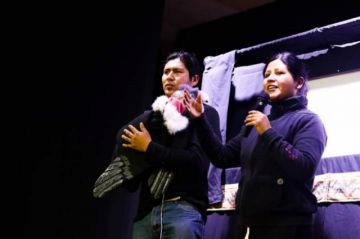 El cóndor y la niña que viajan contando historias sin edad