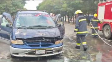 Tarija: Corto circuito provocó incendio en un vehículo 