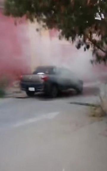 Camioneta se incendia en un barrio de Tarija