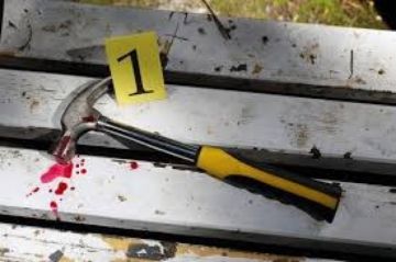 Lo sentencian por tratar de matar a su padre con un martillo