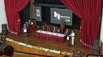 Siga la transmisión de entrega de credenciales a autoridades municipales