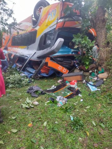 Vuelco de flota en la ruta Tarija–Bermejo: reportan heridos y una mujer atrapada