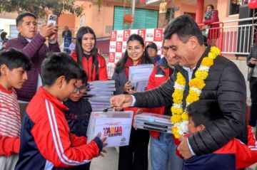 La Alcaldía entrega material escolar en UE Pampa Galana