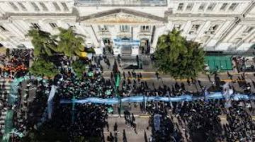 En Argentina protestan contra el ajuste de Milei