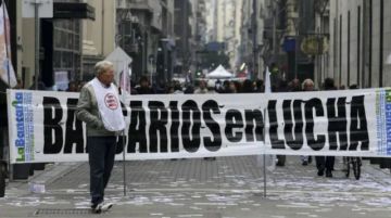 Bancarios argentinos en paro contra despidos
