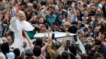 El papa denuncia aumento de gasto bélico
