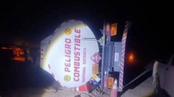 Conductor muere atrapado tras accidente de cisterna en Potosí; comunarios saquean combustible