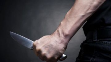 Mujer en estado crítico tras ser apuñalada por su pareja
