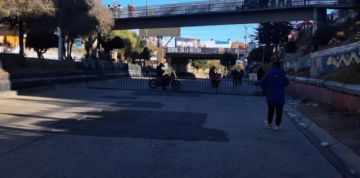 Bloqueos: cierran los accesos al aeropuerto de El Alto y viajeros recorren varios kilómetros con maletas