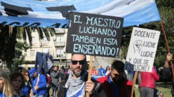 Docentes argentinos convocan a un paro nacional