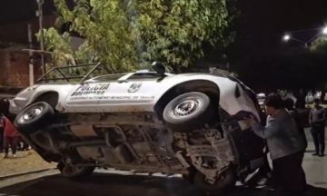 Tarija: Un auto chocó y volcó a una patrulla de la Policía 